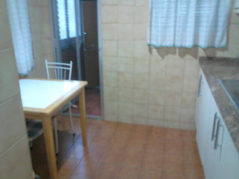 Se alquila piso amueblado 4 habitaciones