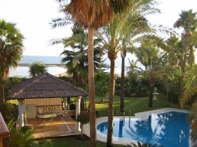 Apartamento con 2 dormitorios se vende en Marbella, Costa del Sol