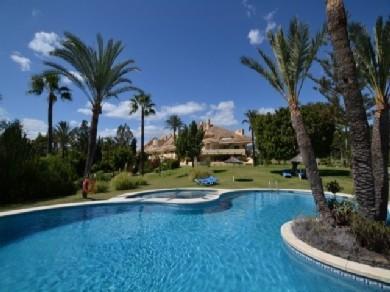 Apartamento con 3 dormitorios se vende en Marbella, Costa del Sol