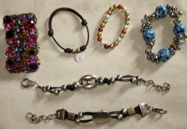 Varias Pulseras y Brazalete