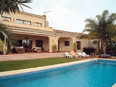 Chalet con 4 dormitorios se vende en Marbella, Costa del Sol