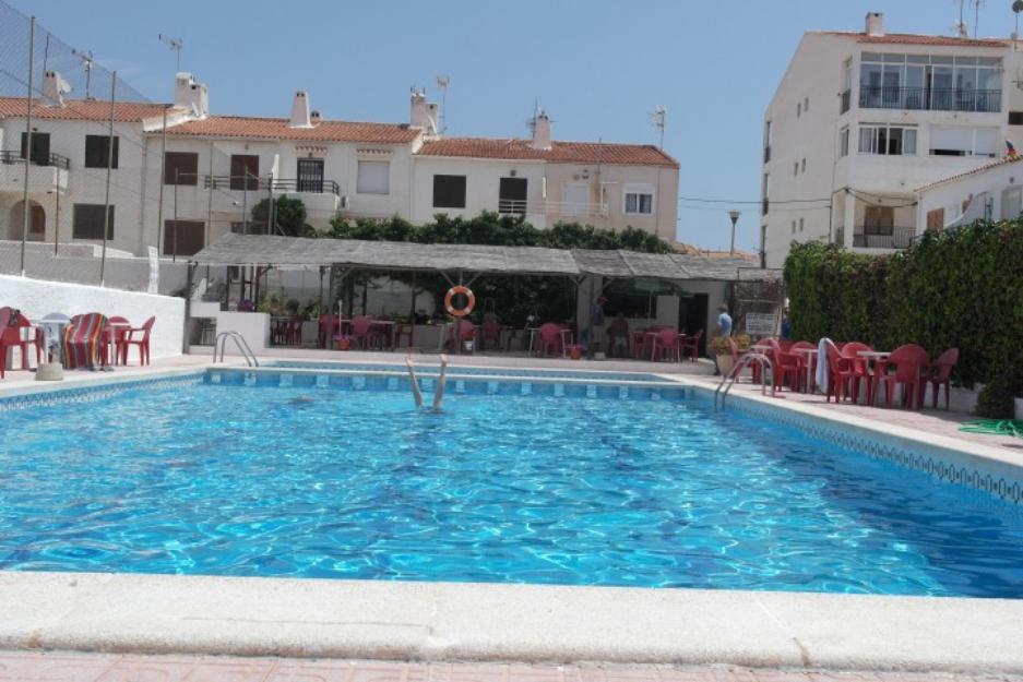 Torrevieja, am Strand Playa de la mata. Eckreihenhaus mit Patio vor dem Haus.