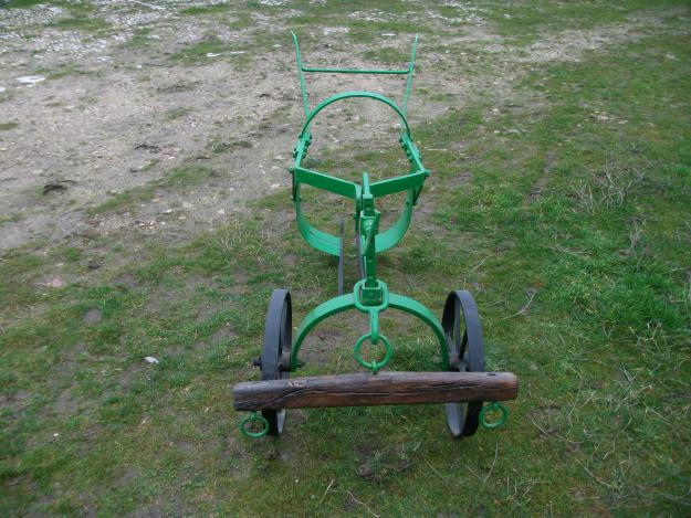 Se vende arado arrancador de remolacha, nabos forrajero,.. AJURIA.