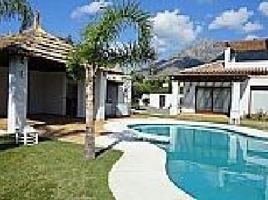 Chalet con 5 dormitorios se vende en Marbella, Costa del Sol