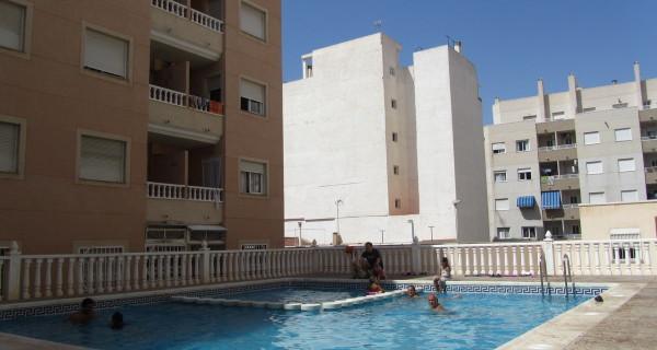 Estupendo piso en el centro de torrevieja con piscina comunitaria