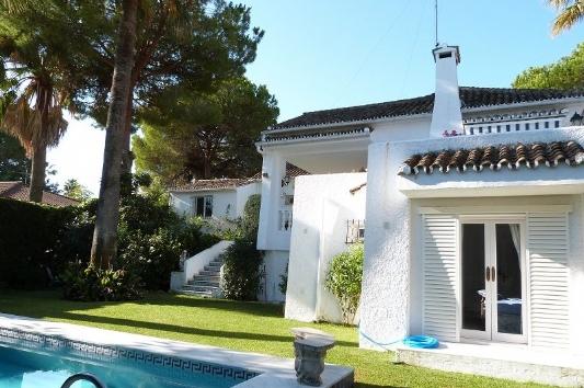 4 Dormitorio Chalet En Venta en Nueva Andalucia, Málaga