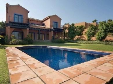 Chalet con 4 dormitorios se vende en Marbella, Costa del Sol