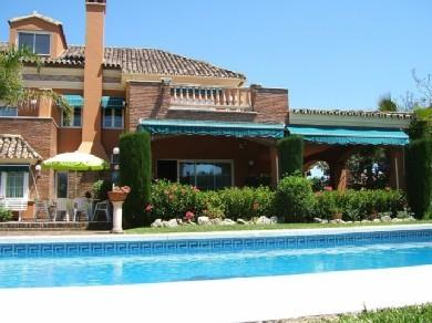 Chalet con 5 dormitorios se vende en Marbella, Costa del Sol