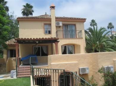 Chalet con 4 dormitorios se vende en Marbella, Costa del Sol