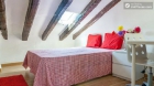 Rooms available - Cool 6-bedroom apartment in trendy Las Cortes - mejor precio | unprecio.es
