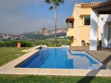 Chalet con 4 dormitorios se vende en Benahavis, Costa del Sol