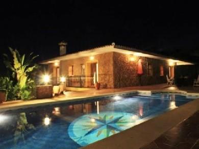 Chalet con 3 dormitorios se vende en Marbella, Costa del Sol