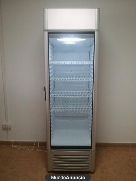 Se vende armario frigorífico expositor y máquina de perritos calientes