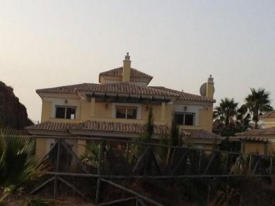 Chalet con 4 dormitorios se vende en Marbella, Costa del Sol