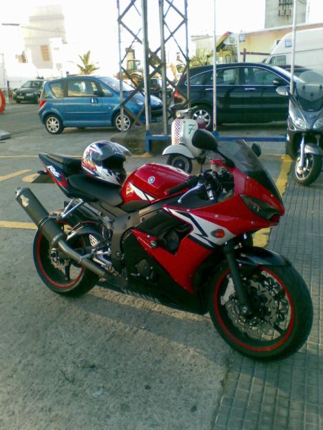 VENDO YAMAHA R6 ROJA Y NEGRA TIENES BASTANTES EXTRAS 5.000€negociables. UN CHOLLO!