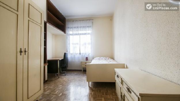 Rooms available - Nice 3-bedroom apartment in posh Salamanca