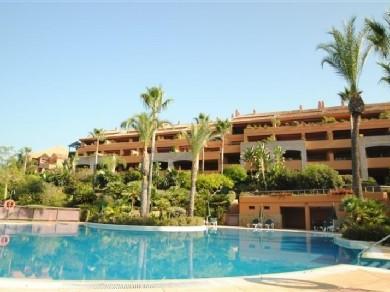 Apartamento con 2 dormitorios se vende en Marbella, Costa del Sol