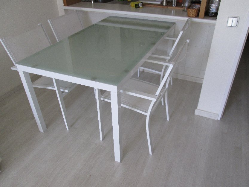Vendo mesa y sillas de aluminio y cristal en Madrid