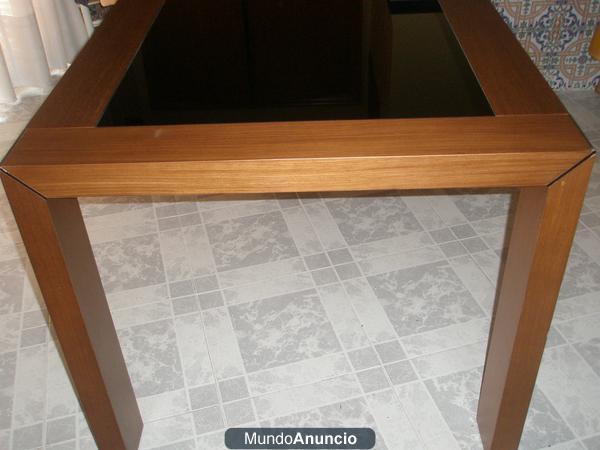 SE VENDE MESA DE MADERA MACIZA Y CRISTAL