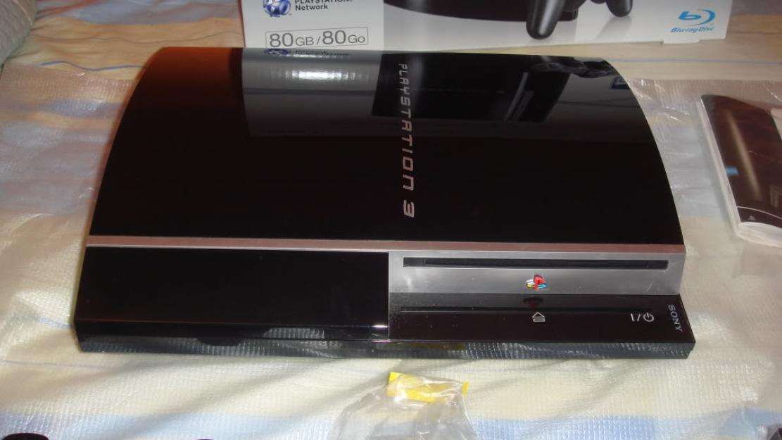 Se vende PS3 con accesorios y videojuegos.