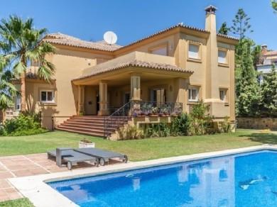 Chalet con 4 dormitorios se vende en Marbella, Costa del Sol
