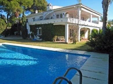 Chalet con 5 dormitorios se vende en Marbella, Costa del Sol