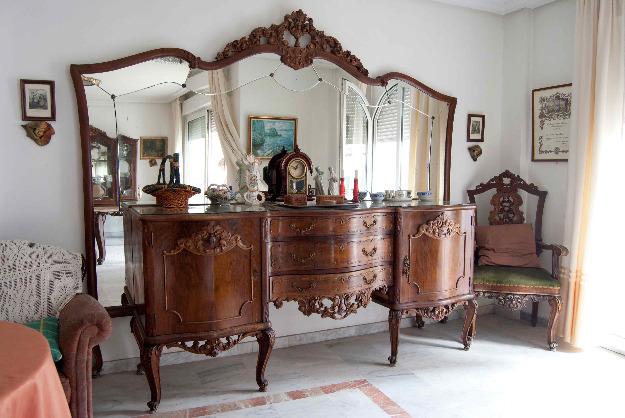 Se vende conjunto de muebles antiguos para decorar un salón.