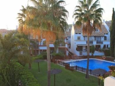 Adosado con 5 dormitorios se vende en Marbella, Costa del Sol