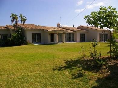 Chalet con 5 dormitorios se vende en Marbella, Costa del Sol