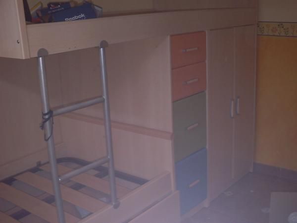 Urge vender por traslado habitación juvenil en color haya.