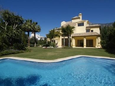 Chalet con 6 dormitorios se vende en Marbella, Costa del Sol