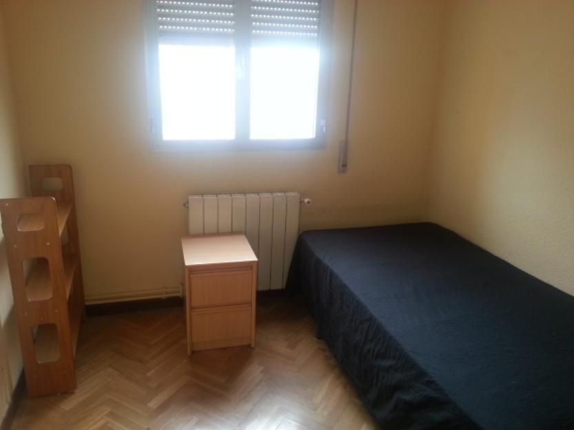 Se alquila habitación en madrid! // room for rent in madrid!