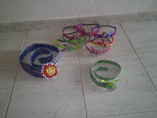cinturones y diademas de anillas de lata
