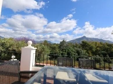 Apartamento con 2 dormitorios se vende en Marbella, Costa del Sol