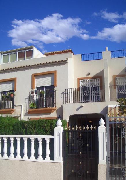 95.000 €  DUPLEX . TORREVIEJA. 2 DORMITORIOS 1 BAÑO Y ASEO. JARDIN Y SOLARIUM. PISCINA COM