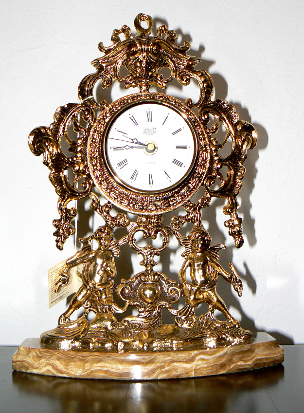 Magnífico y exclusivo reloj de bronce con acabado en oro de ley,