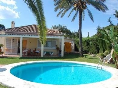 Chalet con 4 dormitorios se vende en Marbella, Costa del Sol