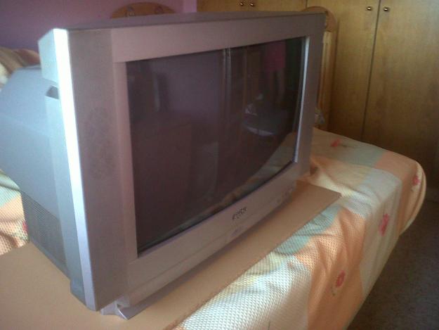 Televisor convecional Sanyo Active 3D Surround Comb Filter 28 pulgadas plateada.