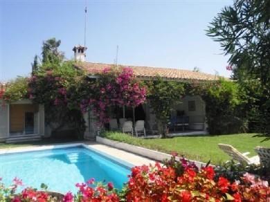 Chalet con 4 dormitorios se vende en Marbella, Costa del Sol