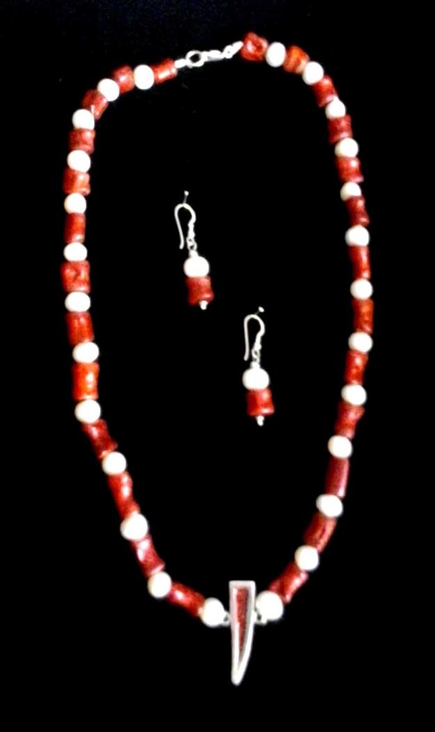 collar de plata, coral y perlas.