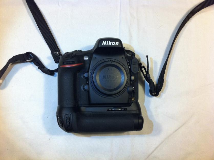 Nikon D800 + grip Nikon MB-D12 + 2 baterías Nikon EN-EL15.