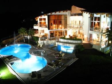 Chalet con 10 dormitorios se vende en Estepona, Costa del Sol