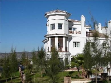 Chalet con 4 dormitorios se vende en Alhaurin el Grande