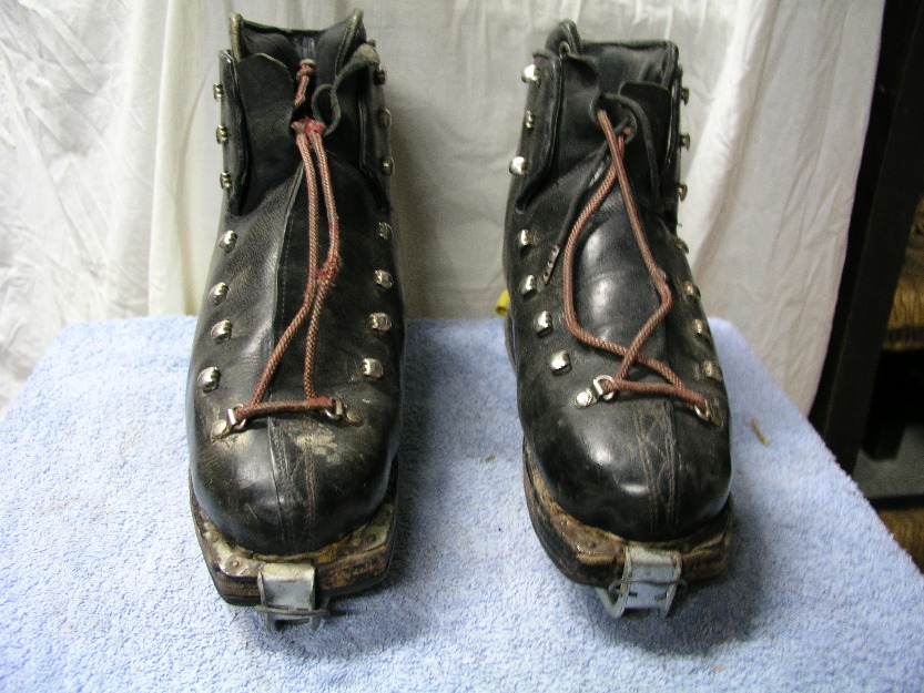 Antiguas botas de esquí italianas 1950