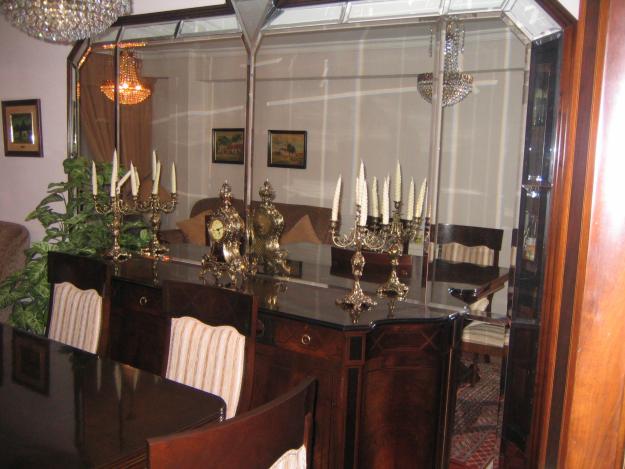Vendo comedor: mesa, vitrina y aparador en maderas nobles y en perfecto estado de conserva