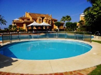 Apartamento con 3 dormitorios se vende en Marbella, Costa del Sol