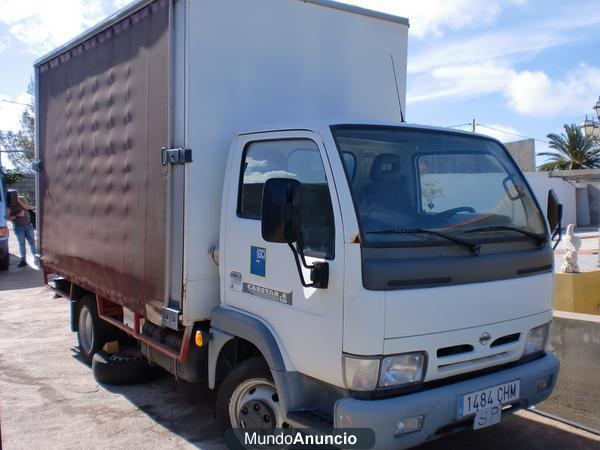 Camion Nissan cabstar 120-E 0.45 del año 2003