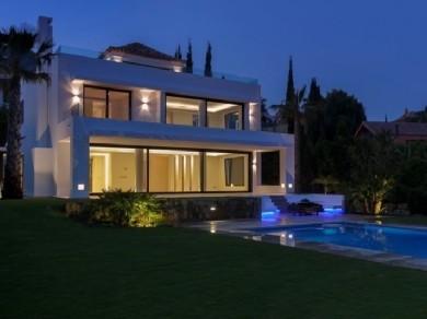 Chalet con 5 dormitorios se vende en Marbella, Costa del Sol