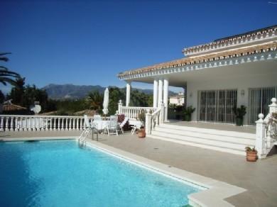 Chalet con 3 dormitorios se vende en Marbella, Costa del Sol