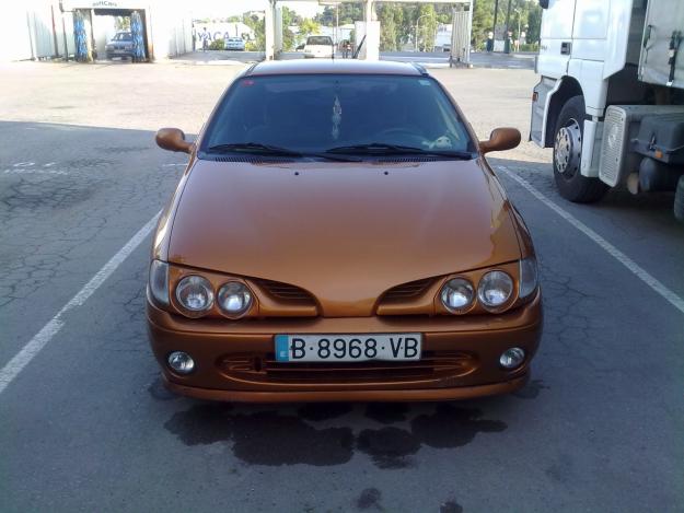 Renault Megane Coupe Color dorado